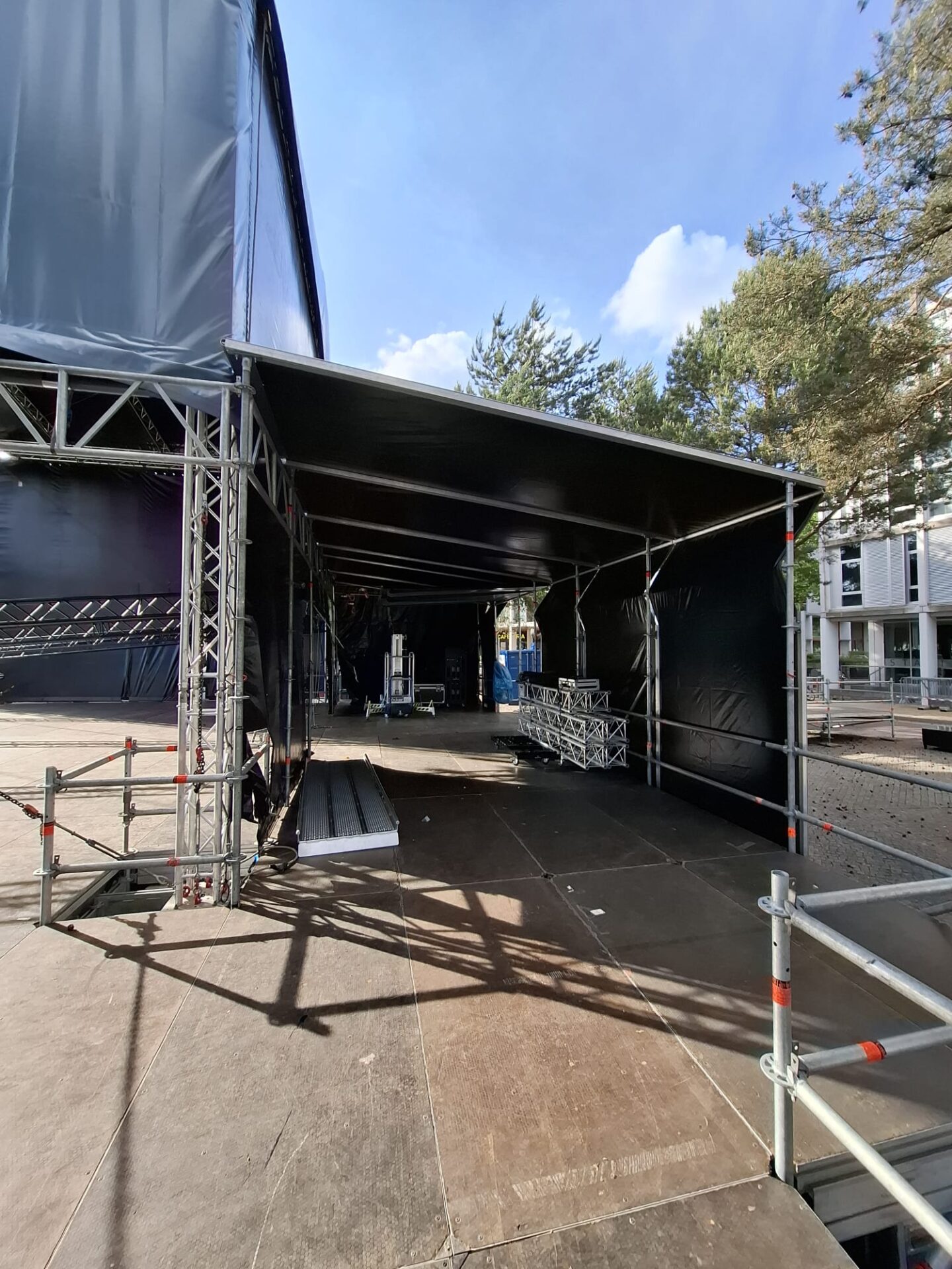 Overkapte side stage, back stage